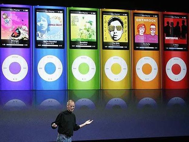 Con el iPod. Steve Jobs, delante de una pantalla en la que se ven los iPod.