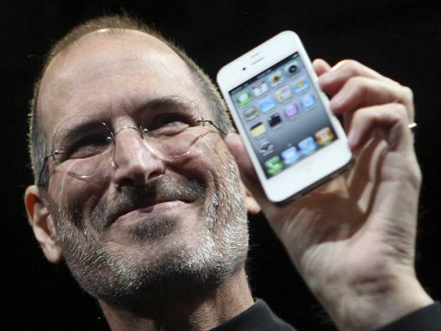 Steve Jobs con el nuevo iPhone 4 en su presentación ante la prensa en San Francisco, California en junio de 2010. Uno de sus grandes logros fue aunar calidad y belleza en la tecnología.