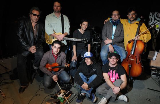 Los músicos posan para la cámara de Escenario en un descanso realizado en el ensayo del miércoles.