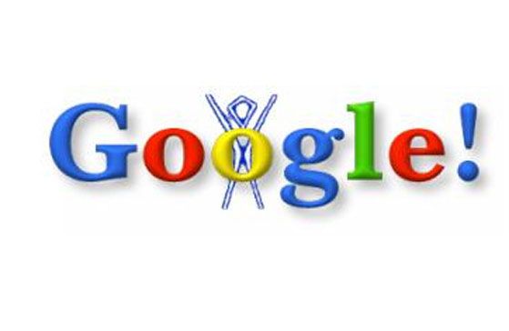 El primer logo de Google era muy rústico y quería decir algo así como “fuera de la oficina”. En 1998 los creadores del sitio Brin y Page se tomaron un fin de semana para ir a un festival en Nevada y utilizaron ese dibujito para darle a entender a los usuarios que habían salido y no podían atender problemas técnicos.
