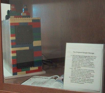 El primer almacenador de memoria de Google estaba hecho de Legos. Tenía 40 GB y estaba guardado en una construcción hecha de los simpáticos ladrillitos. La historia cuenta que los creadores necesitaban un lugar donde colocar la memoria que pudiera ir creciendo a medida que la memoria que iban necesitando fuera más grande. Además, los colores de esos ladrillos son los mismos que después usaron para el hoy famoso logo.