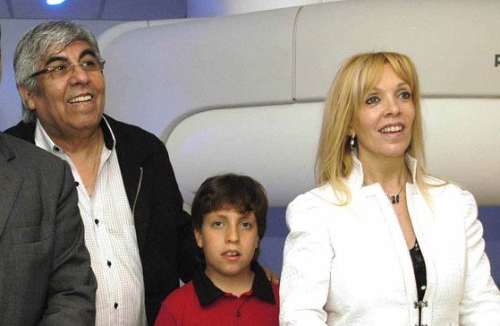 La Misteriosa Esposa De Moyano Fue a principios de la década del 90, cuando el menemismo le quitaba el aire al sindicalista. la misteriosa esposa de moyano