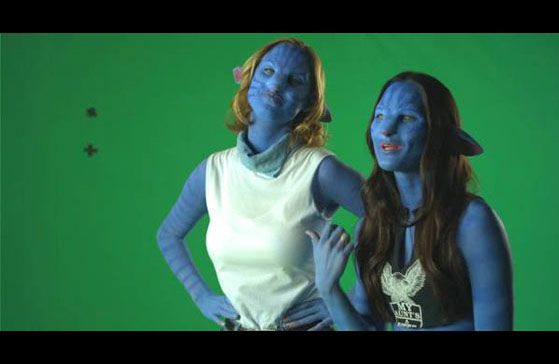 Dos de las protagonistas de la versión porno de Avatar siendo filmadas con un fondo verde que luego será reemplazado por exóticos paisajes.