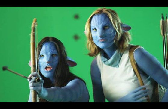 Dos de las protagonistas de la versión porno de Avatar siendo filmadas con un fondo verde que luego será reemplazado por exóticos paisajes.