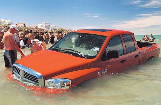 La camioneta de los turistas mendociones a medio hundir. La camioneta de los turistas mendociones a medio hundir.