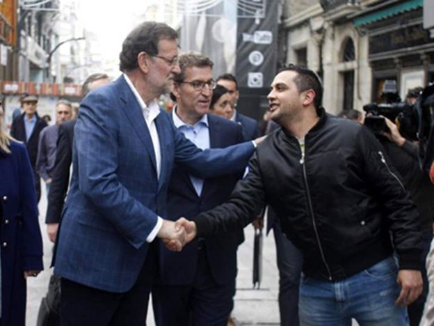 Rajoy, durante su paseo por Vigo, previo a la agresión en Pontevedra. Foto: EFE
