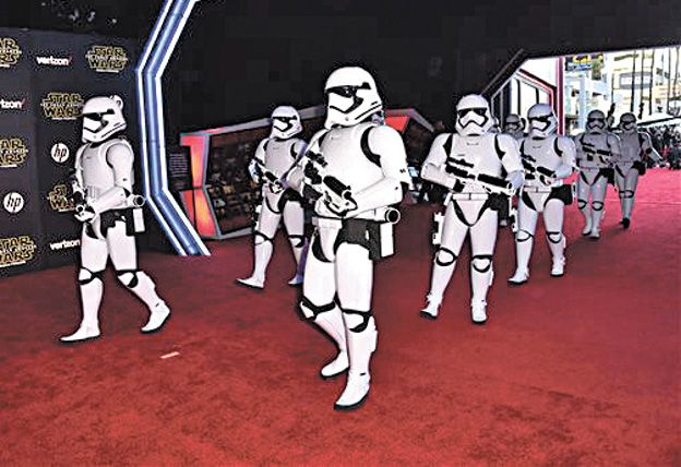 Un símbolo. Los soldados imperiales no podían faltar al estreno. Derecha: Carrie Fisher y su hija en la función especial.