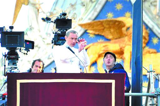 ude Law luce los atuendos blancos propios del papa en las escenas que filmó en Venecia, una de las locaciones elegidas para filmar esta serie.&nbsp;