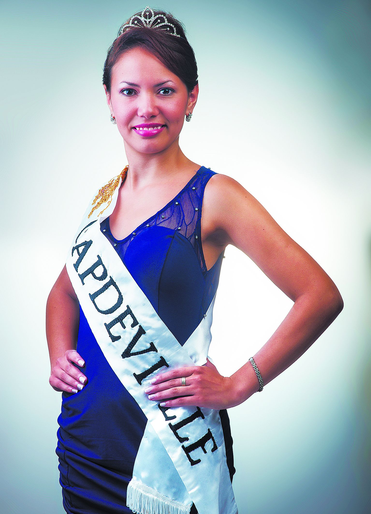 Capdeville. Florencia Morales, 20 años. Mide 1,61. Secundario completo.