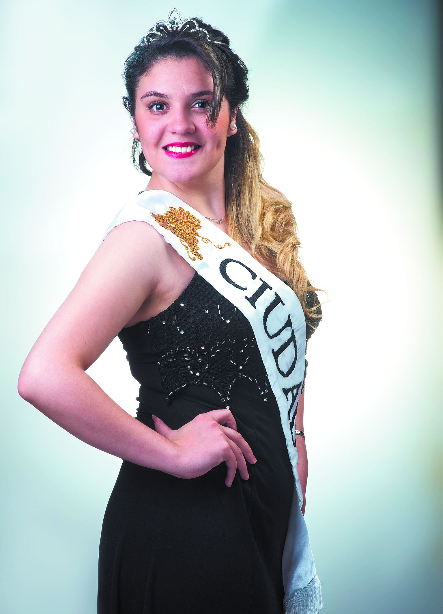 Ciudad. Melody Santini, 18 años. Mide 1,64. Secundario completo.