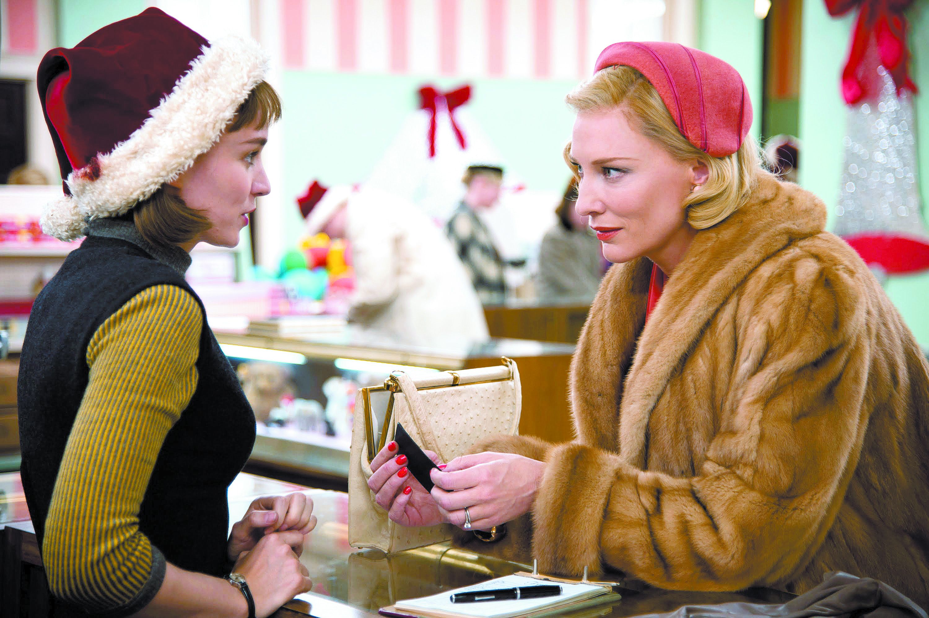 Años 50. La historia entre Therese y Carol está ambientada en una época donde el amor entre mujeres era impensable.