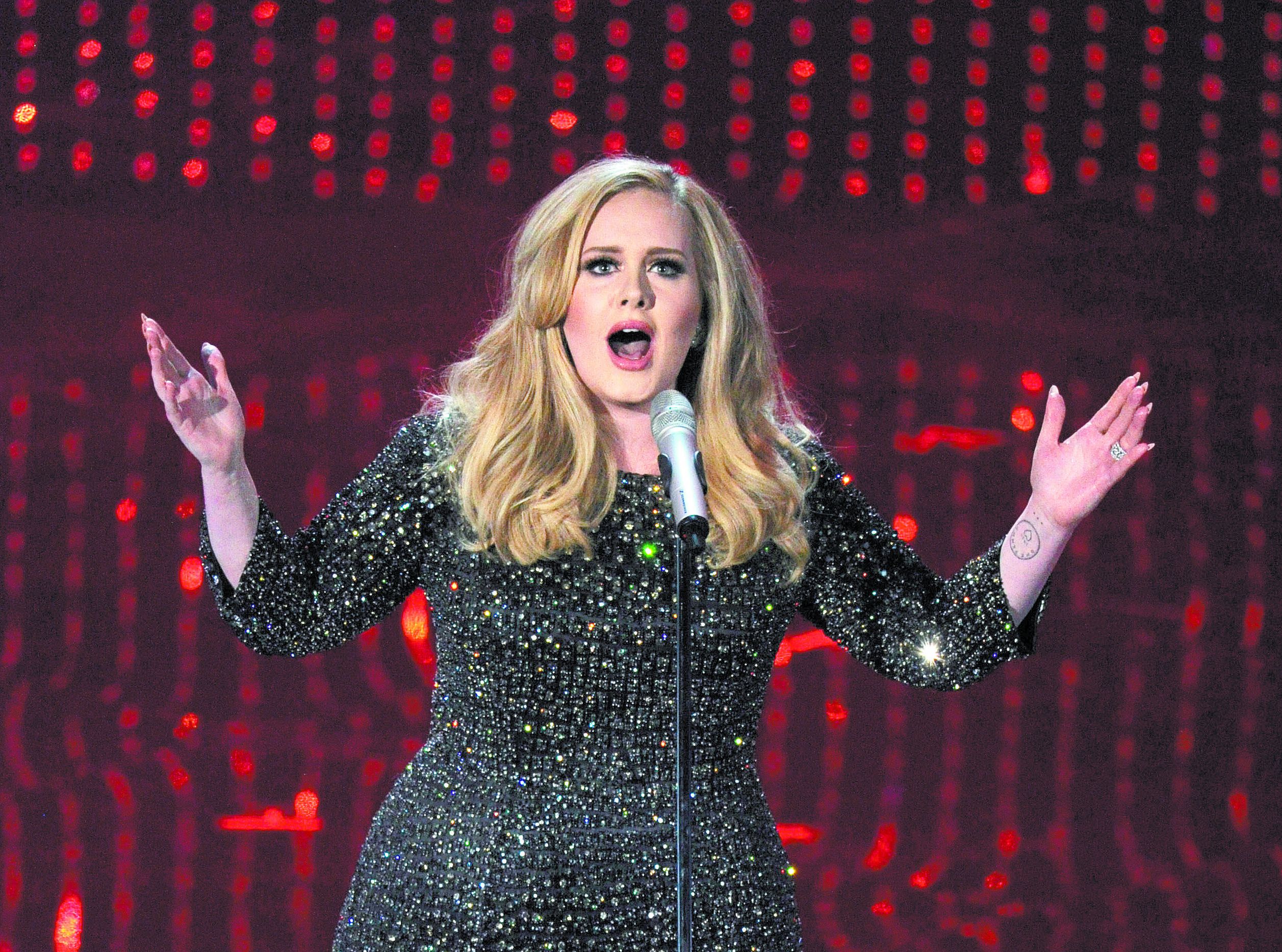 Adele sí está entre quienes cantarán en vivo.