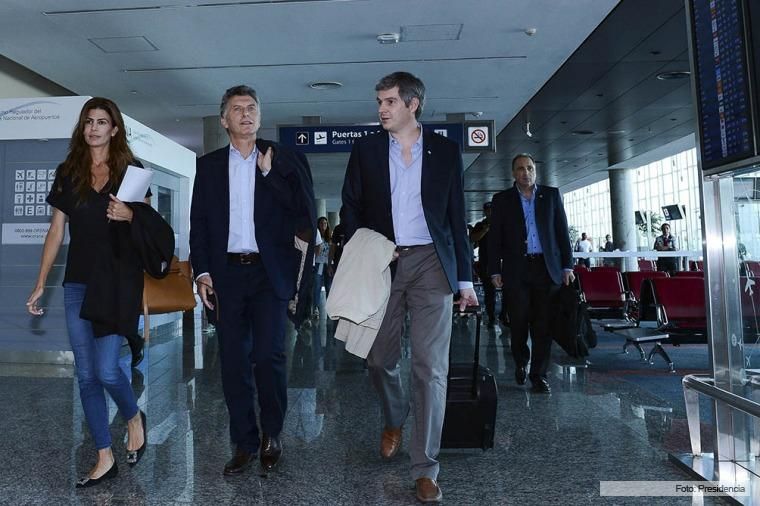 Macri al partir a Roma, junto a Awada y el jefe de Gabinete Marcos Peña