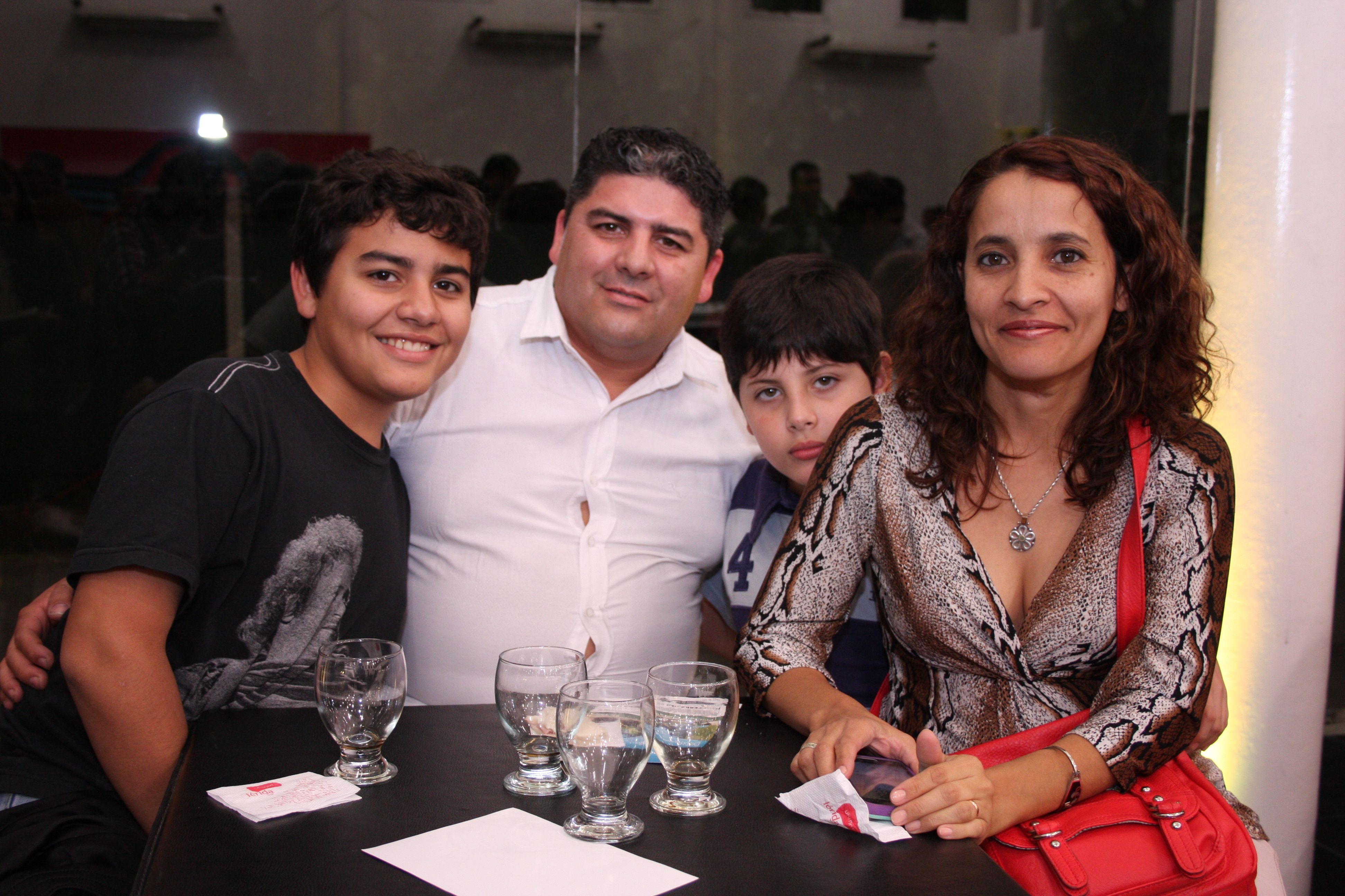 Javier Fernández y Fernanda Cejas con sus hijos Valentín y Joaquín.