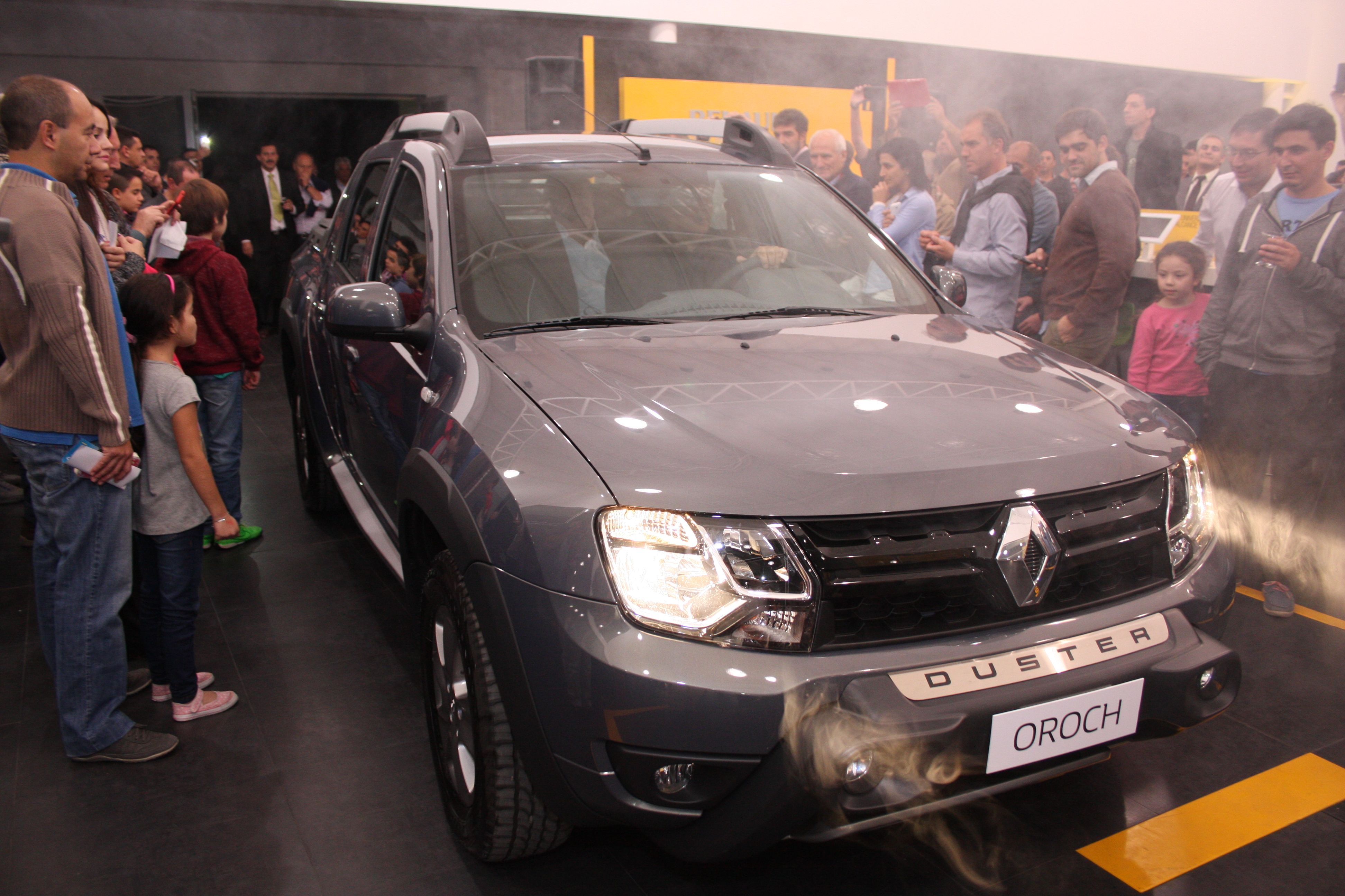 Una joya automotriz. La Duster Oroch sorprendió a los invitados en el gran salón de Mediterráneo.