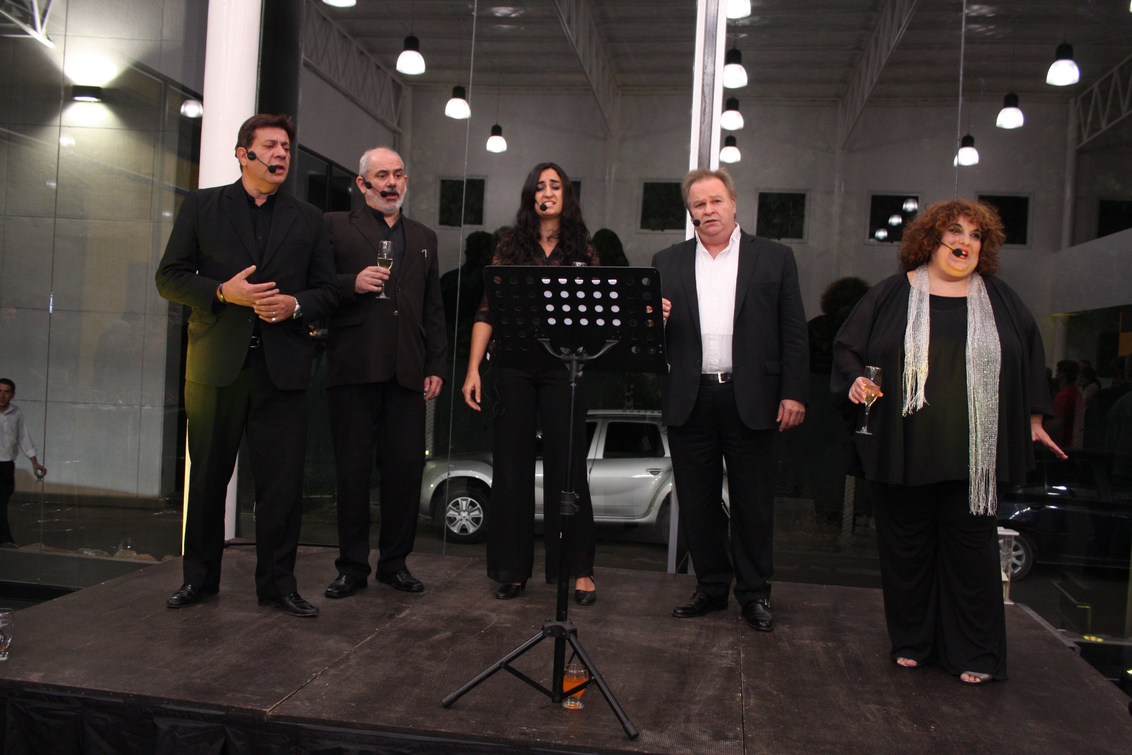 Fernando Ballesteros e integrantes del coro de Cámara de UnCuyo deleitaron con sus voces a los invitados.