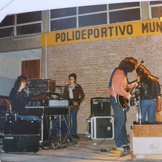 La mítica banda argentina tocó para 400 personas en San Martín en 1981.