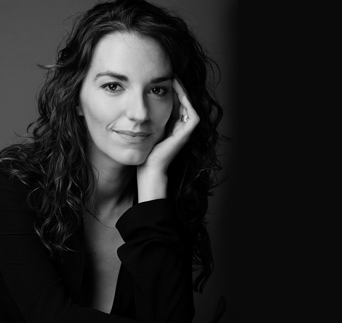 De Santa Cruz. La autora nació en Río Gallegos y se ha dedicado a escribir guiones de televisión y teatro. Este es su debut en el género novela.