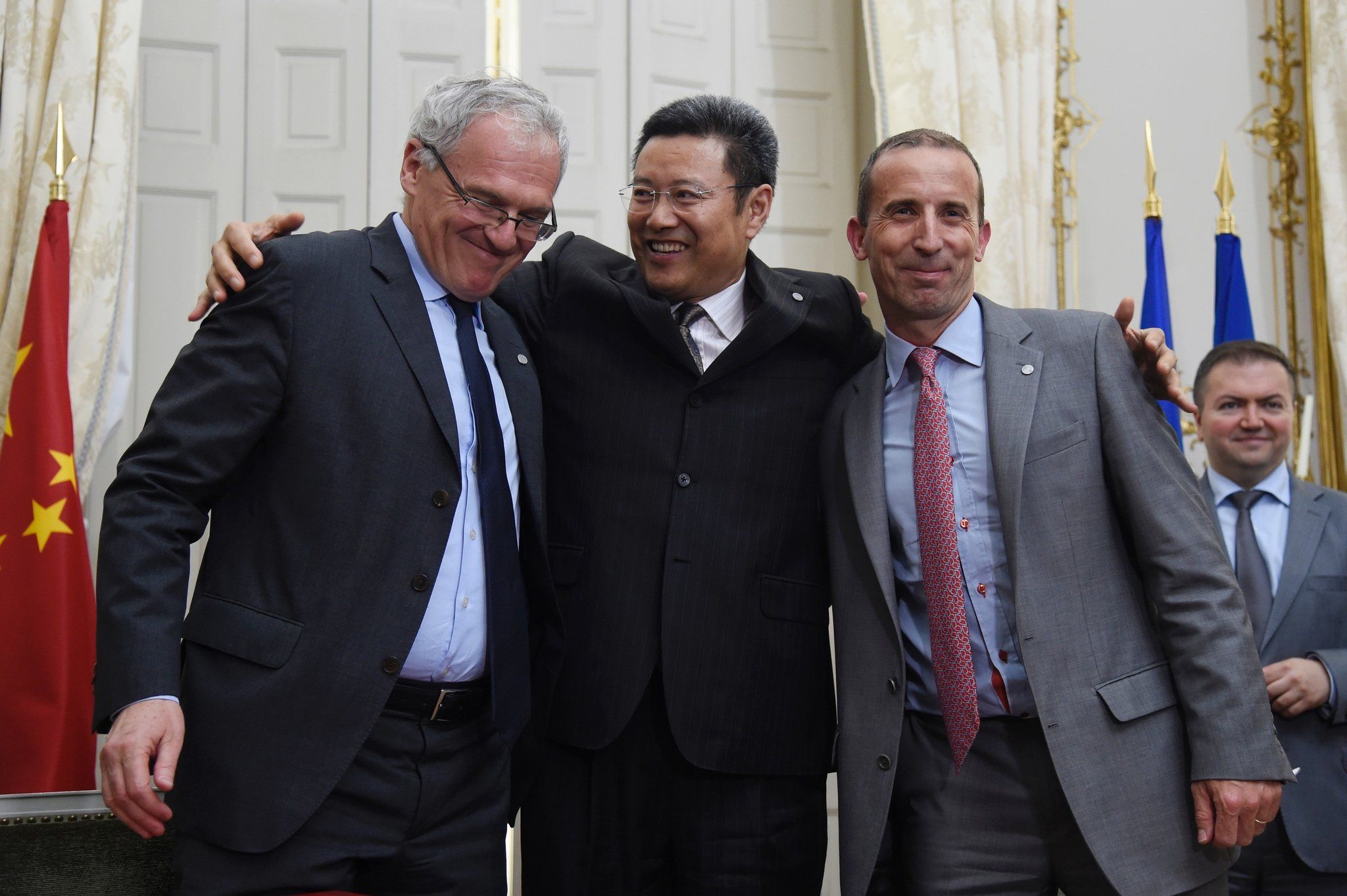 Jean-Bernard Lévy, izquierda, director ejecutivo de la compañía eléctrica francesa EDF, con Qian Zhimin, centro, presidente de la China National Nuclear Corporation, y Philippe Knoche, presidente ejecutivo de Areva en París el año pasado.&nbsp;