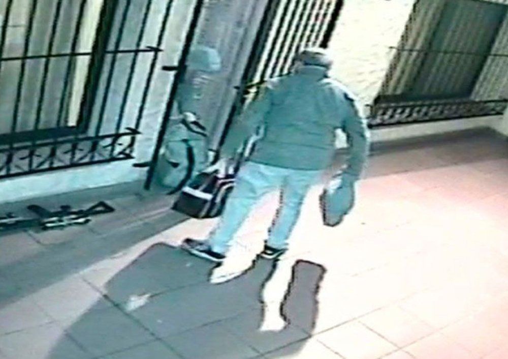 In fraganti. José López en el momento en el que ingresa los bolsos con dinero a un convento. In fraganti. José López en el momento en el que ingresa los bolsos con dinero a un convento.