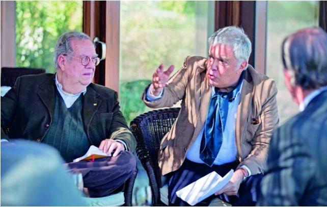 Entretenidos. El periodista Alejandro Maglione escucha a Carlos Mantovani, director de la revista.