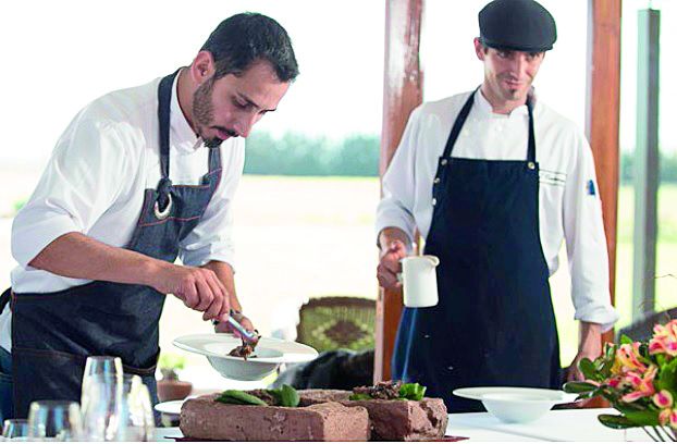 Los chefs. Juan Ventureyra y Lucas Bustos en plena acción culinaria.