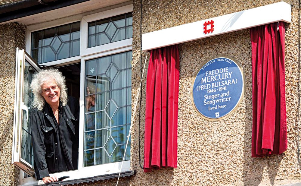 Amigos hasta el fin. Brian May ayudó a descubrir la placa en la casa de Mercury.