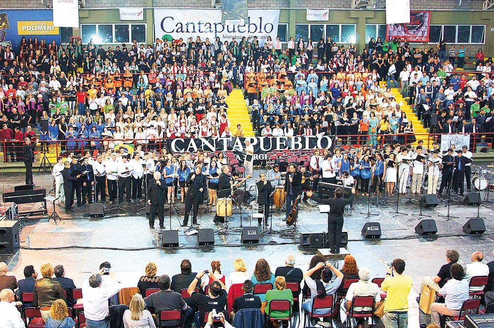 Todos los coreutas unidos en un mismo canto bajo el techo del estadio Polimeni se repetirá en esta edición, el sábado y con una entrada a cambio de un alimento no perecedero que se canjea en la Dirección de Cultura de Las Heras.