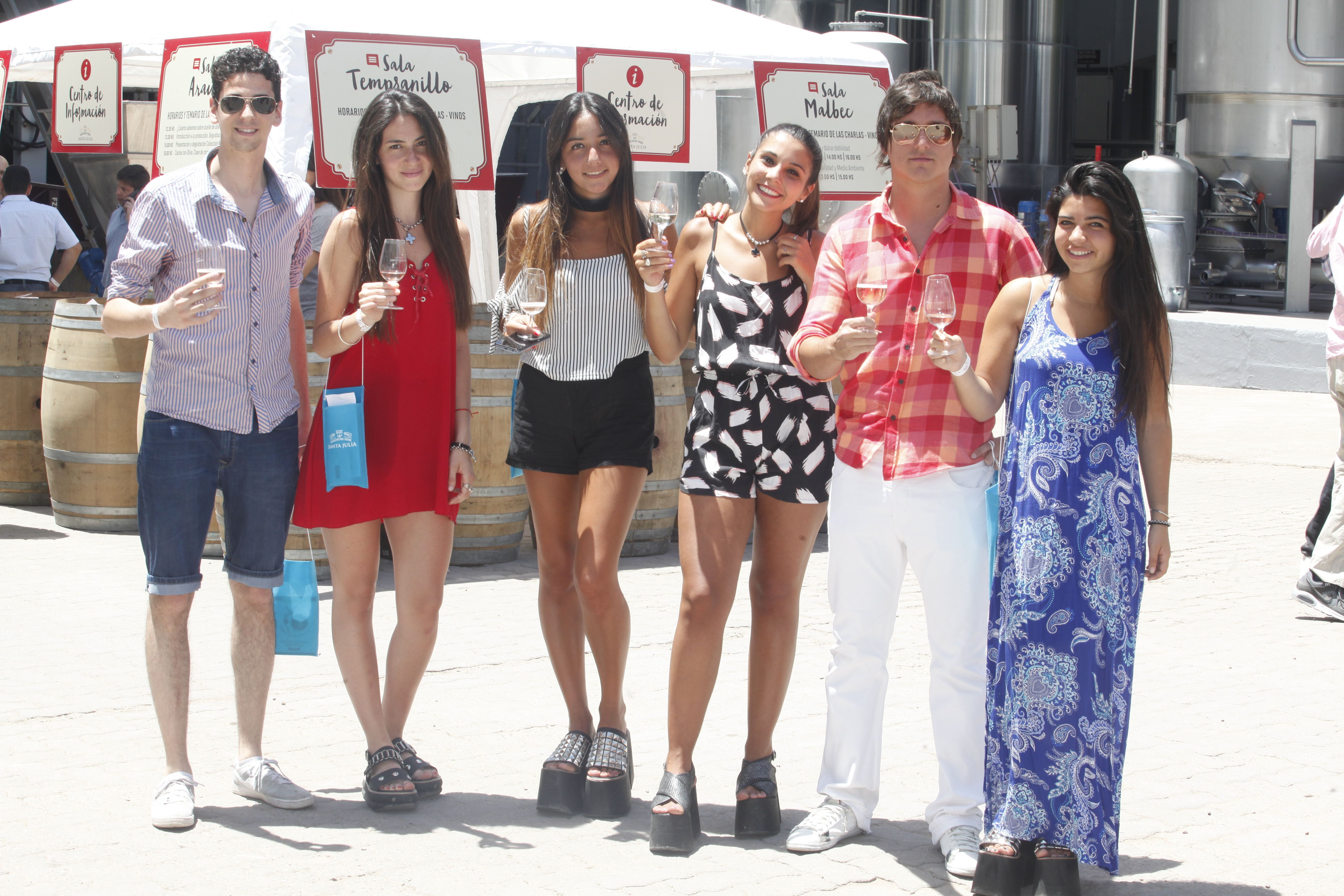 Leo Simón, Yamila Jaliff, Paula González, Belén Rodriguez, Gustavo Hidalgo y MIli Nuñez.