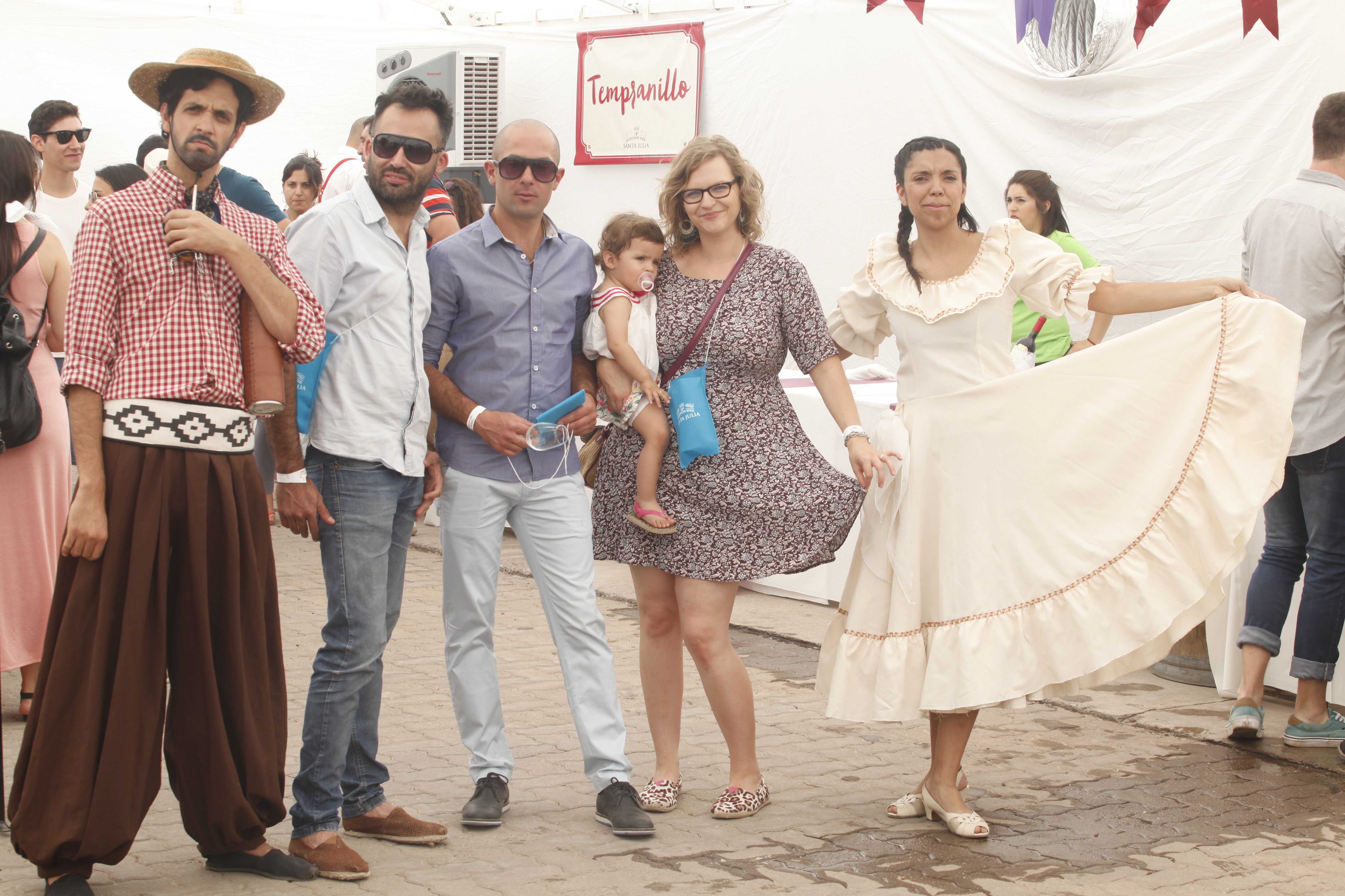 Miguel Gamundi, Rodrigo Diaz, Luisa Kober de Aguero y Amelia a upa junto a los paisanos de la fiesta.