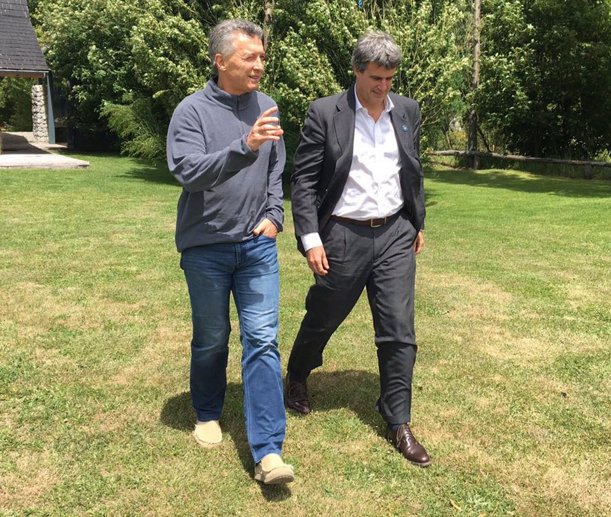 En la cara. Macri y Prat Gay en Villa La Angostura donde lo despidió.