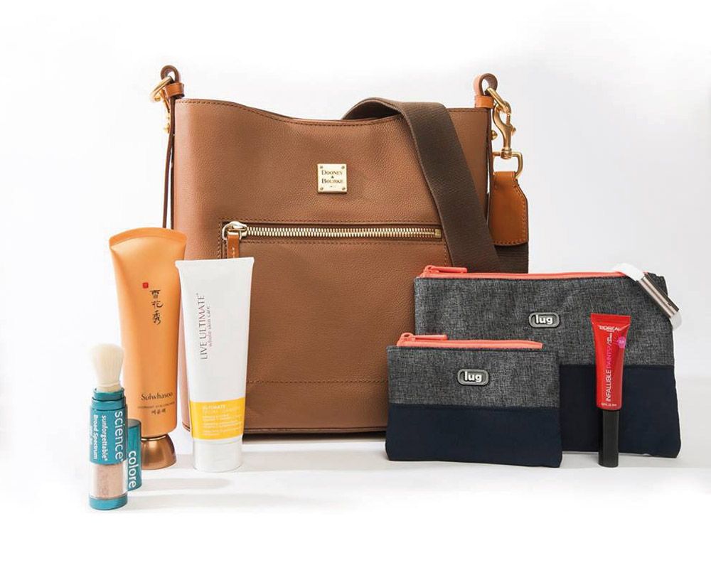 Los regalitos. Canasta con obsequios. Estos son los productos que recibirán las artistas femeninas que han sido elegidas para presentar algún premio durante la ceremonia de los Globos de Oro. Hay otra canasta de exclusivos presentes para los intérpretes masculinos.