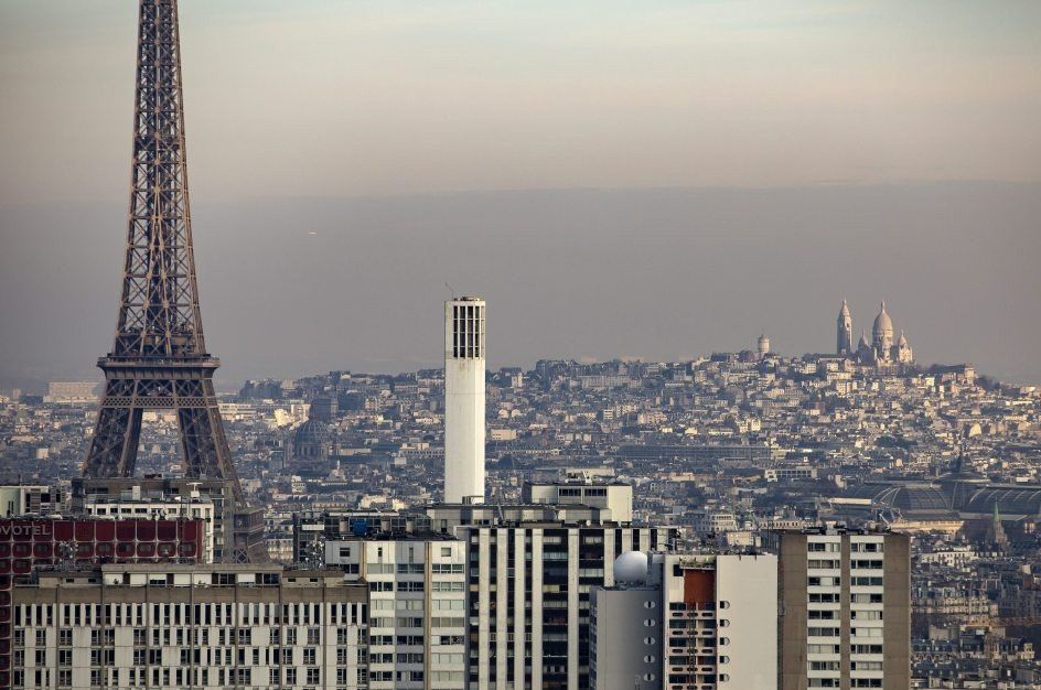 Vista general de la densa neblina producida por la contaminación sobre la basílica del Sacre Coeur de París (Francia).