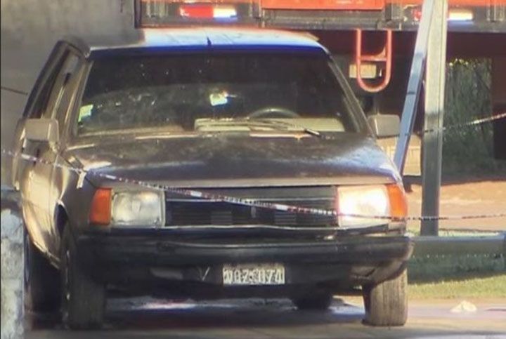 El vehículo fue analizado por peritos.