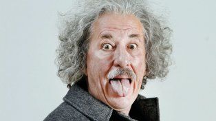 ¡Estás igual! El consagrado Geoffrey Rush encarna a la perfección al científico Einstein.
