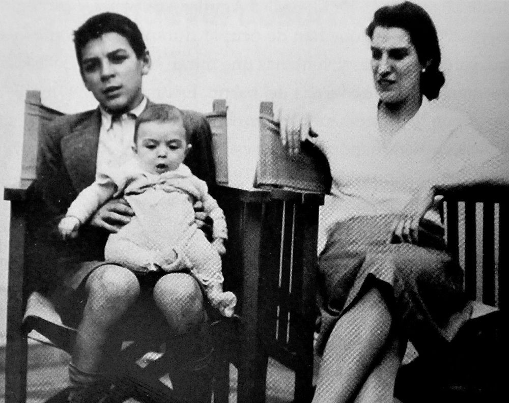 Foto familiar. Ernesto Guevara tiene en sus rodillas a Juan Martín, su hermano menor, junto a la mirada atenta de la madre de ambos, Celia.