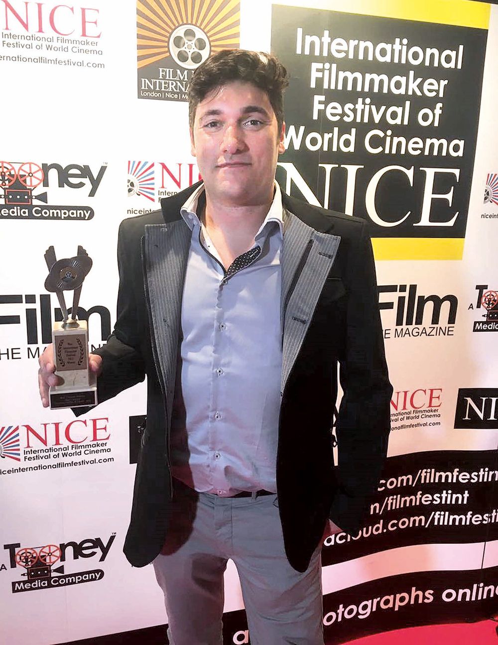 Premio en mano. El director, productor y guionista Fede Santos, en Niza.