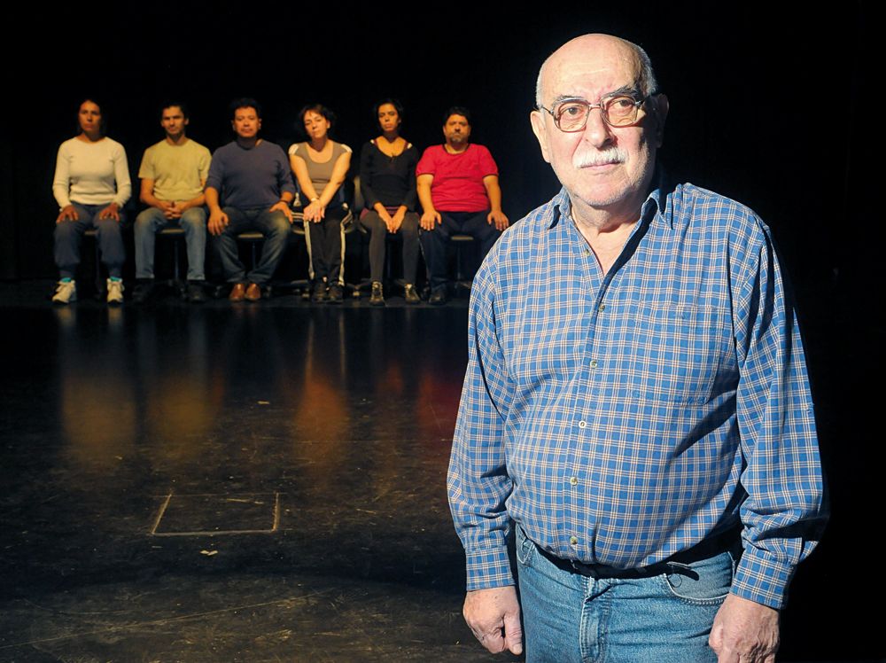 A modo de regreso.&nbsp;Rafael Rodríguez. El gran actor mendocino por adopción, que está algo alejado de las tablas locales, volverá de alguna manera en esta obra, poniéndole la voz en off al espectro que atosiga a Hamlet.&nbsp;