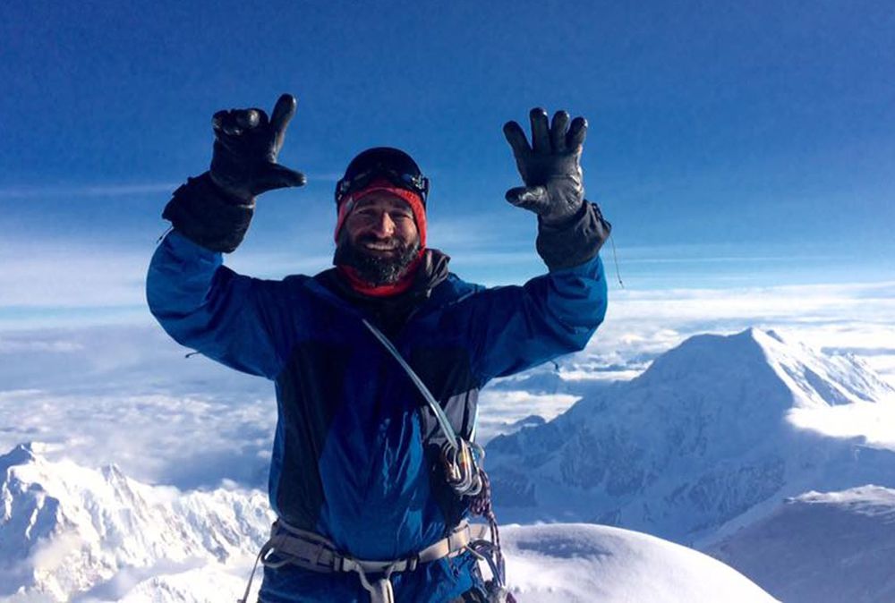 La última. Ulises Corvalán en la cumbre del monte Denali, en Alaska, la cima con la que terminó la travesía.