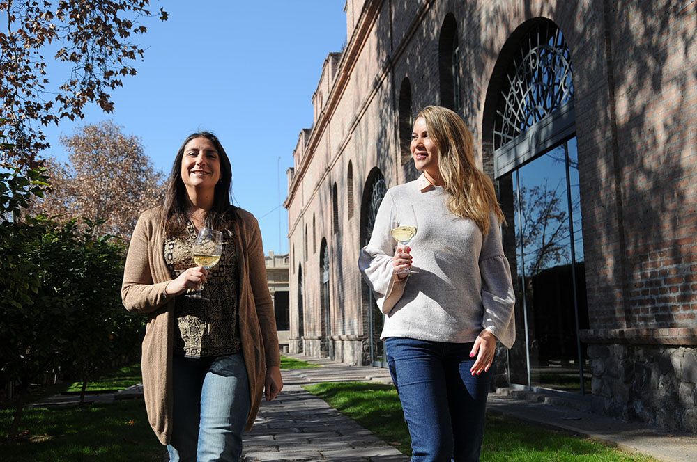 Dupla. María y Melisa coordinaron bajo un estricto protocolo a 100 personas para atender a los invitados nacionales y extranjeros que llegaron a la bodega.