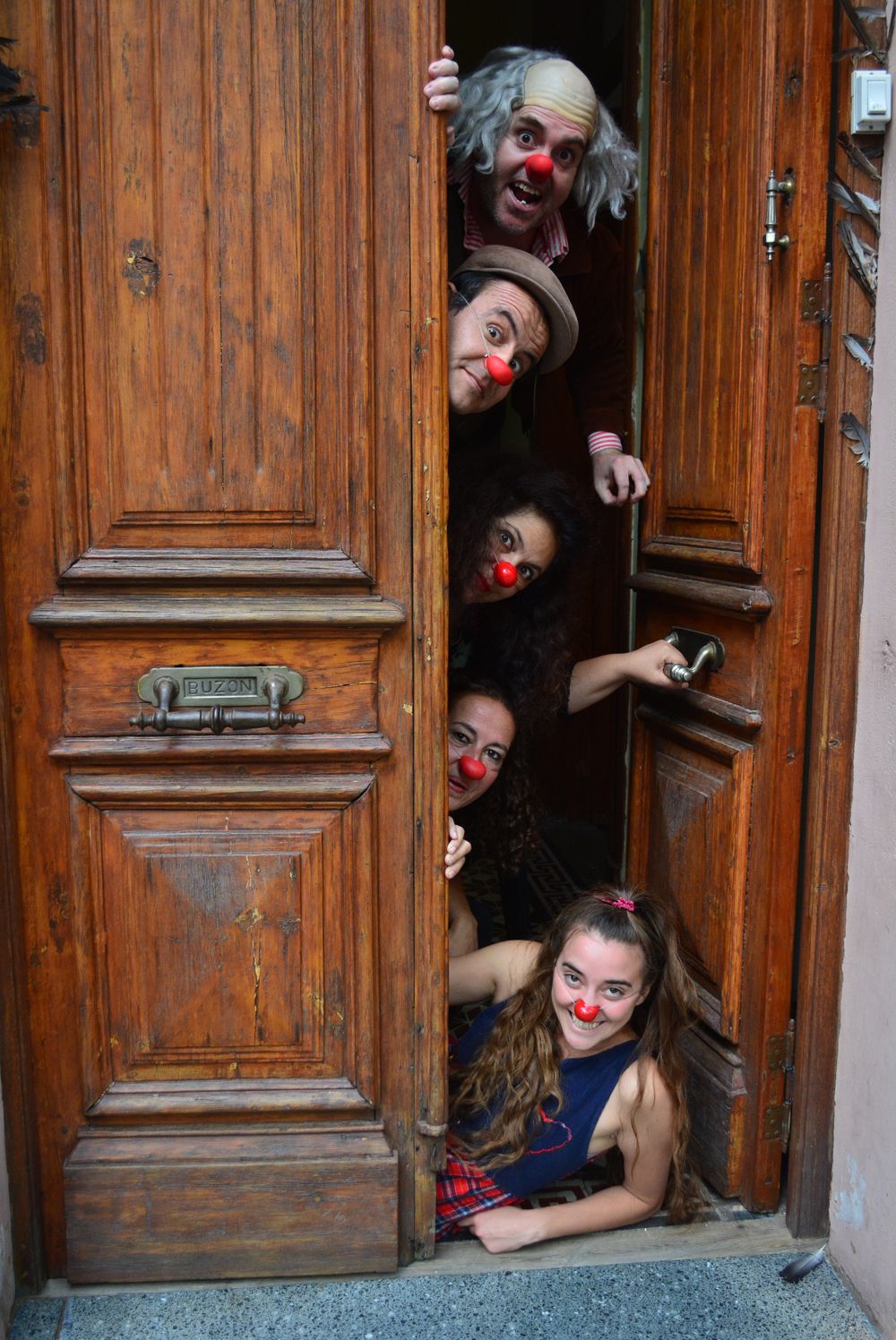 Elenco. Los artistas, con Di Nasso al frente (segundo en la fila), se conocieron en un taller de clown hace tres años.