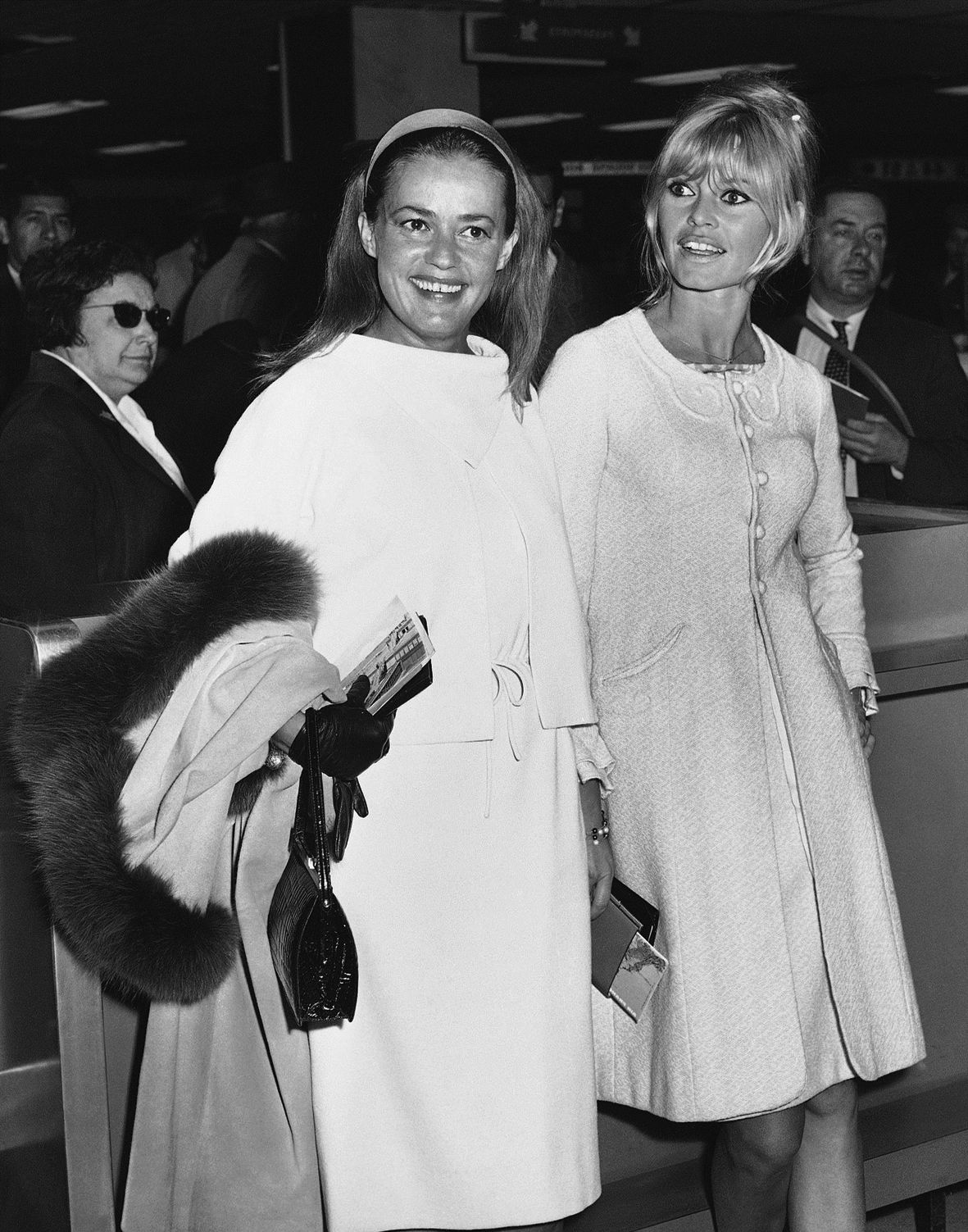 Jeanne Moreau, con otra de las estrellas del cine francés, Brigitte Bardot, en el aeropuerto de París, en 1965.