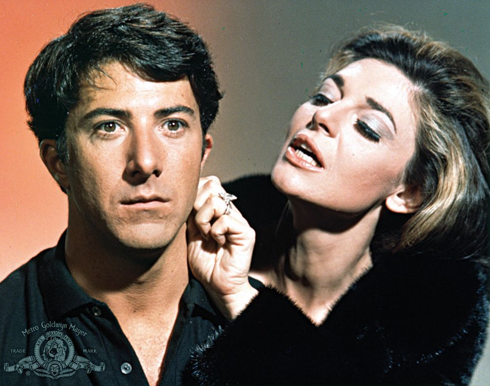 Hoffman junto a una acosadora Anne Bancroft en El graduado.