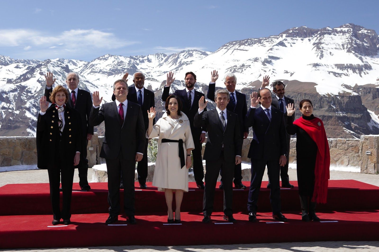 Escalón. Los políticos más importantes pasan a estar en otra dimensión. Suben a La cordillera.