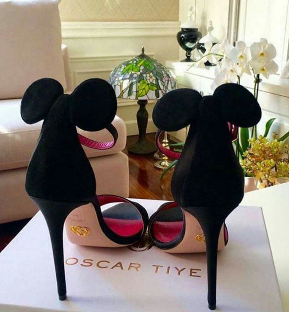 780 euros puede llegar a costar un diseño original de Oscar Tyie de su colección de Minnie Mouse, que se caracteriza por llevar en el talón las graciosas orejas de la ratoncita. El precio arranca en los 480 euros y asciende de acuerdo con los materiales y el tipo de taco.
