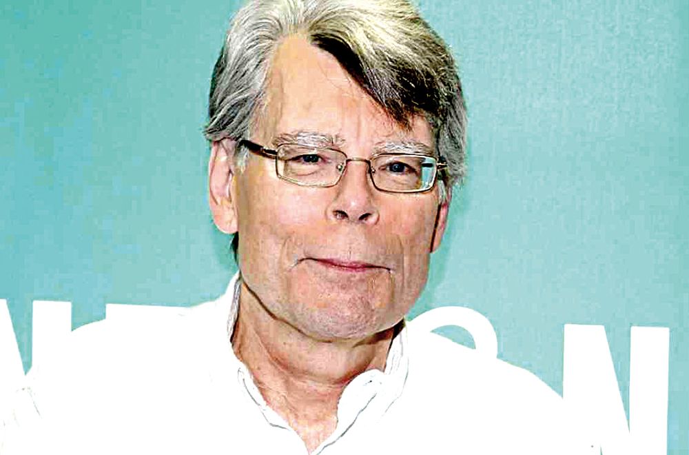 Stephen king. Publicó la novela It en 1986 y ya ha tenido varias adaptaciones. En 1990 se hizo una película de TV y en 1998 volvió en formato de serie televisiva. Actualmente en cartelera hay otra película, La torre oscura, basada en su saga literaria.