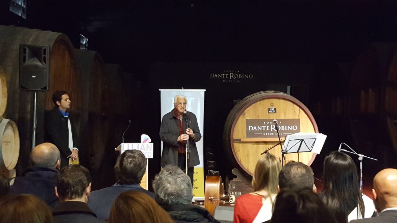 Las primeras palabras de bienvenida las dio el dueño de Dante Robino, Gerardo Cortiñas.