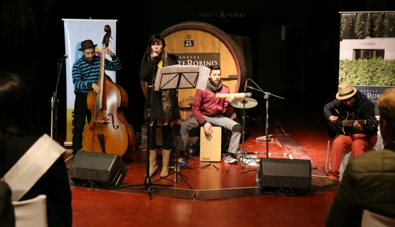 La banda de jazz mendocina Les Fous interpretó lo mejor de su variado repertorio en francés, inglés y español.