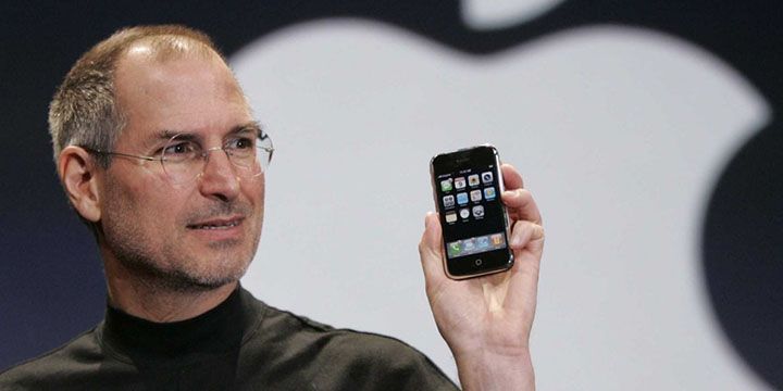 Jobs lanzando el primer modelo de Iphone