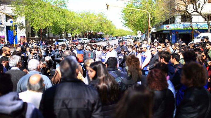 La manifestación se hizo en el kilómetro cero y fue breve. Foto: UNO San Rafael